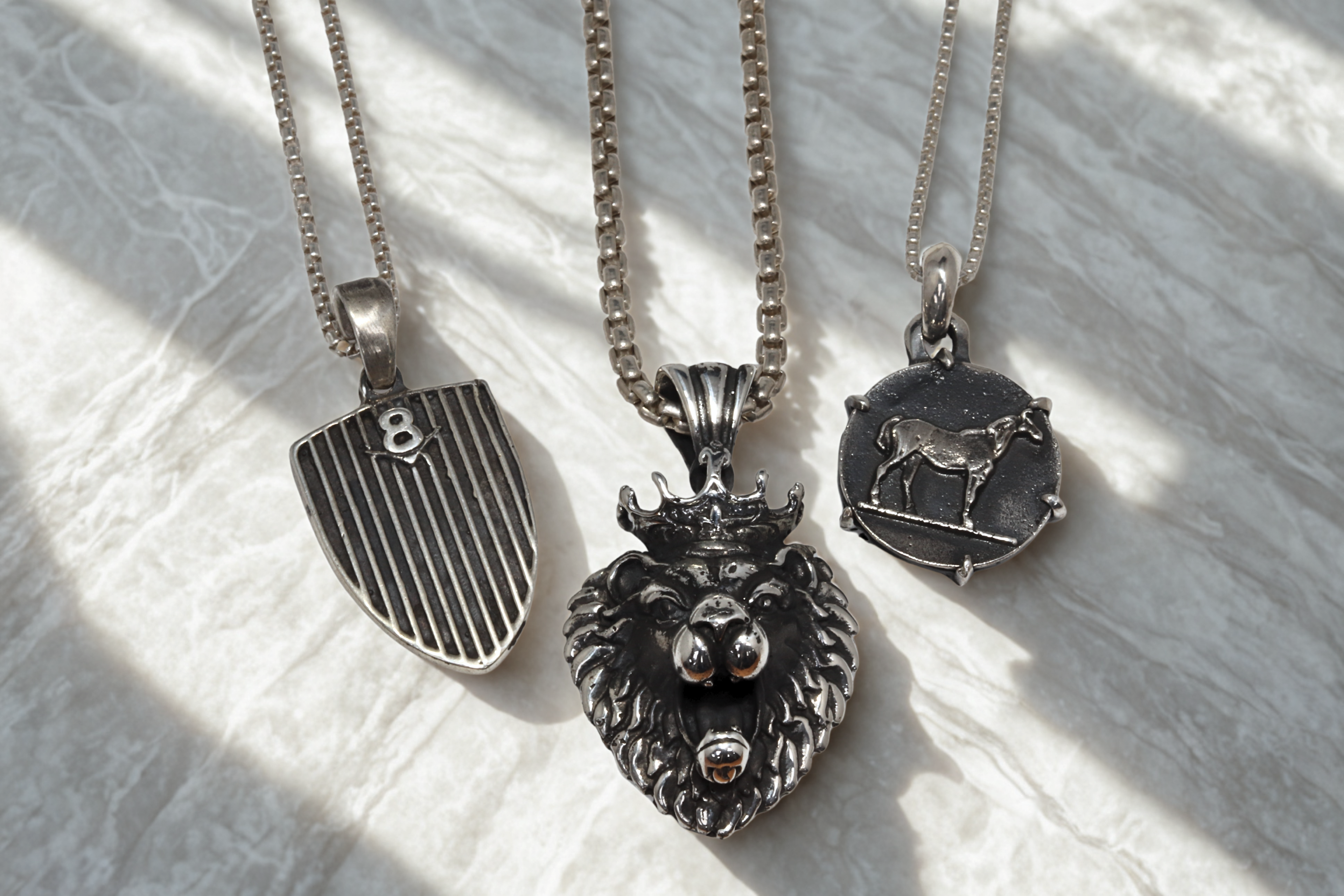 תליונים ושרשראות לגברים