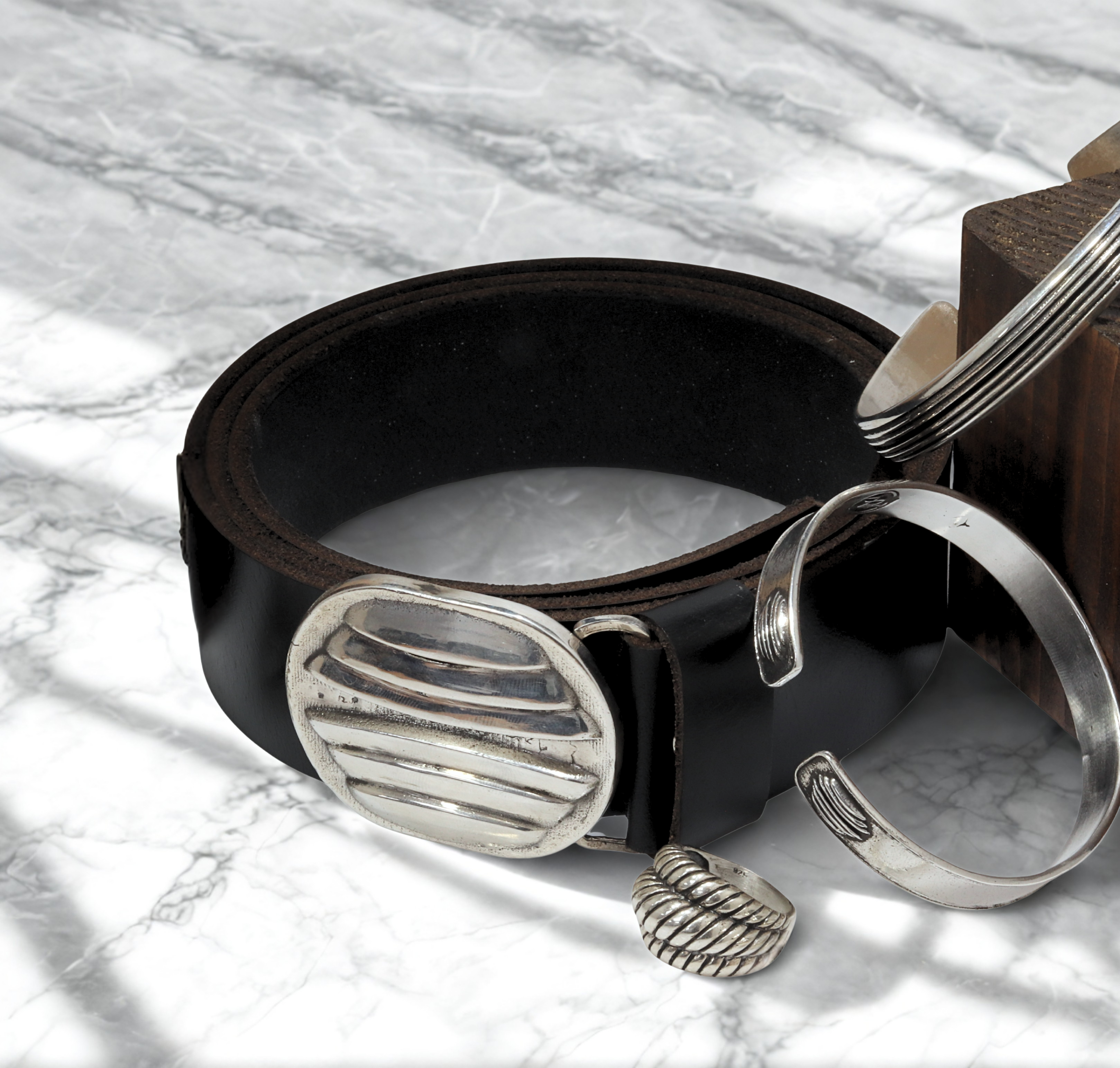 חגורות עור עם אבזמי כסף בעבודת יד