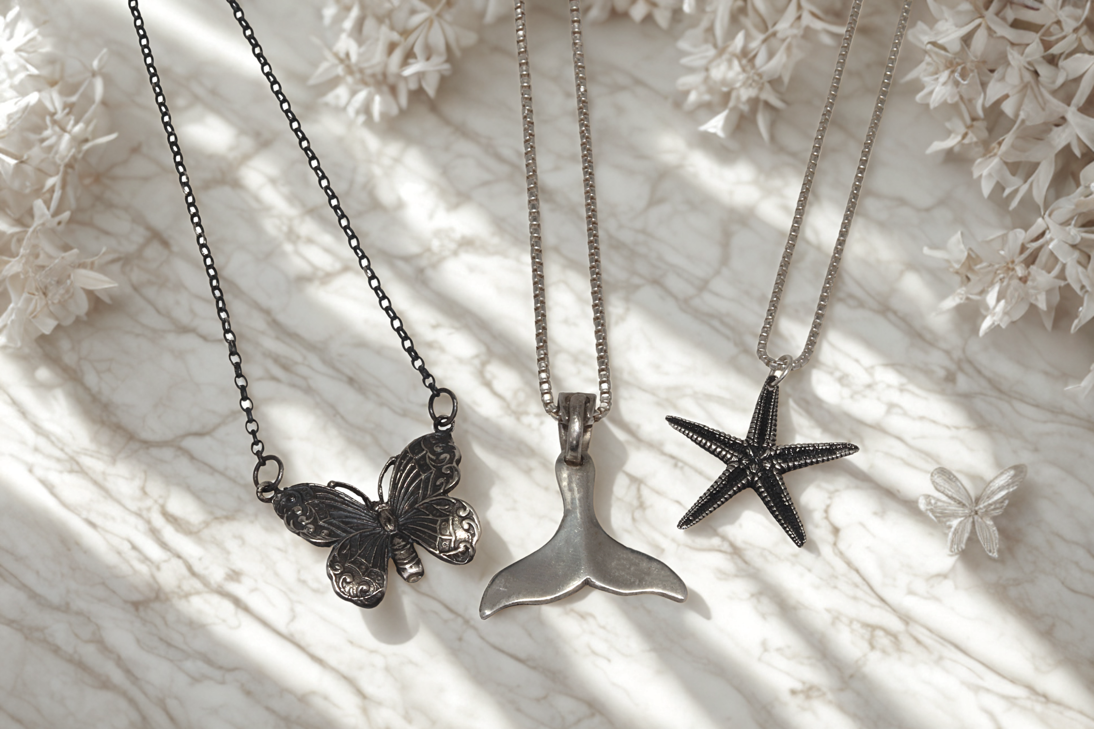 תליונים ושרשראות לנשים