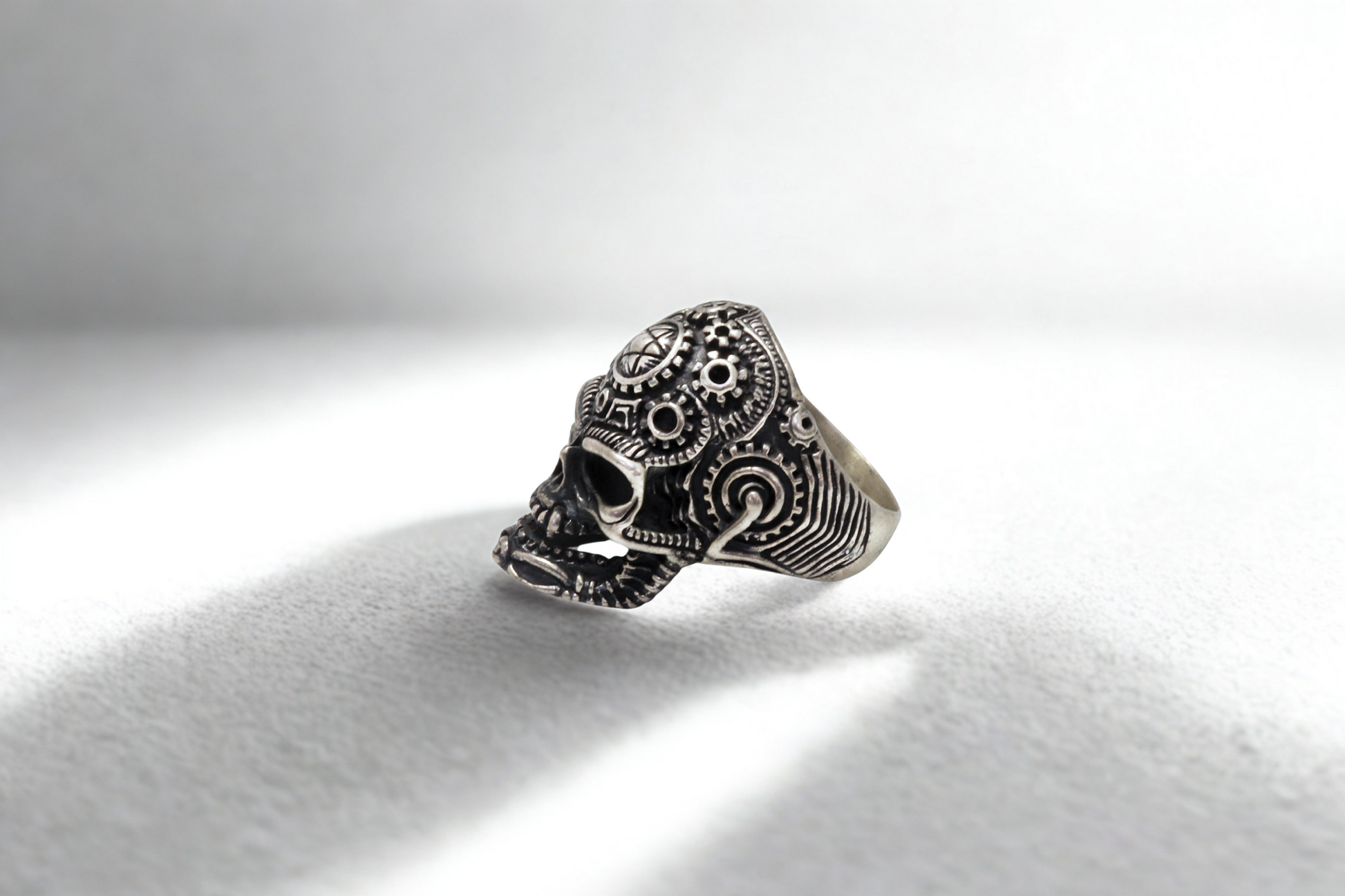 טבעת מכנית בהשראת האומן גייגר