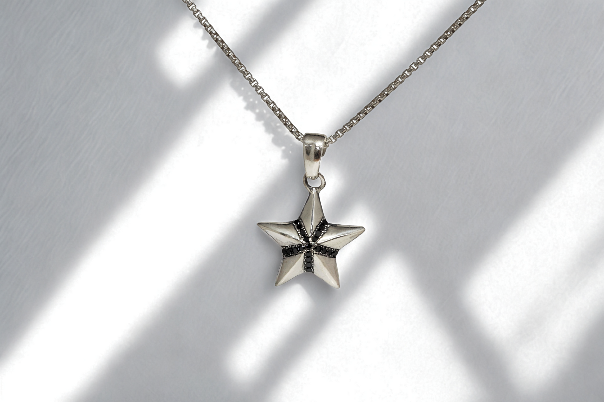 תליון כוכב כסף עם יהלומים שחורים