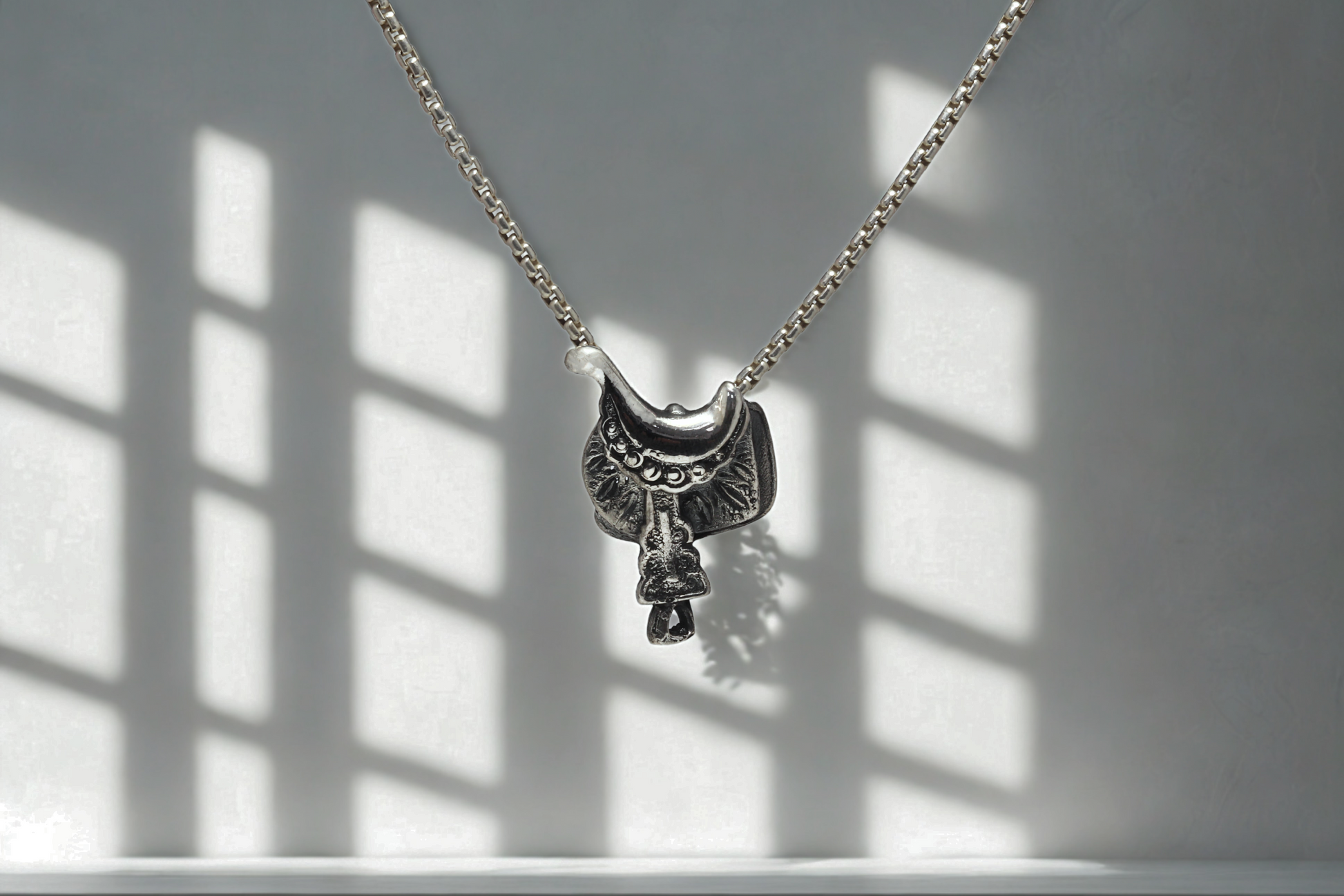 תליון אוכף רכיבה