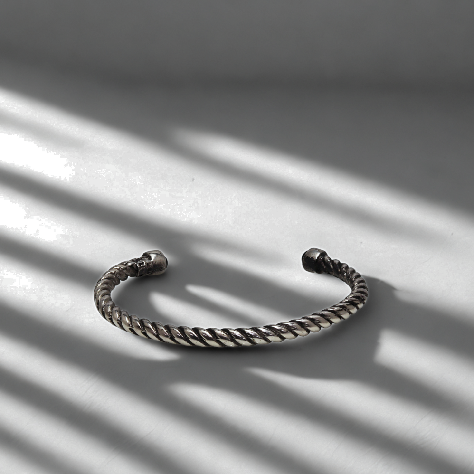 צמיד קשיח – סיבוב גורלי