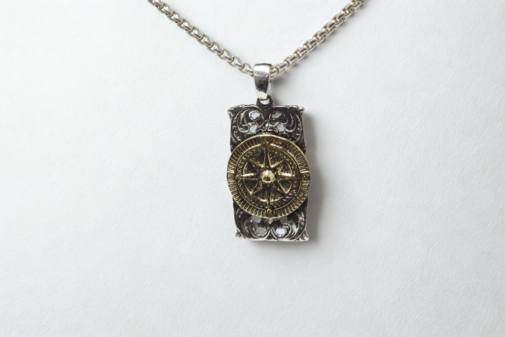 תליון מצפן עם Fleur de Lis