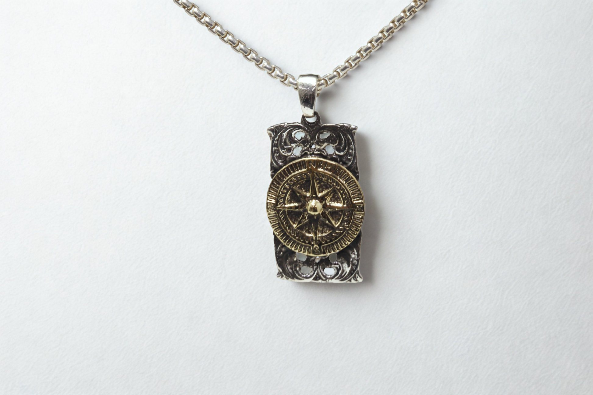 תליון מצפן עם Fleur de Lis