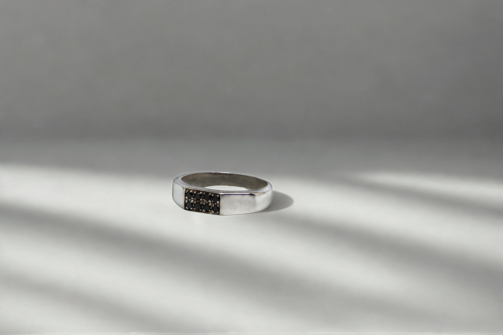 טבעת גברים קלאסית עם יהלומים שחורים