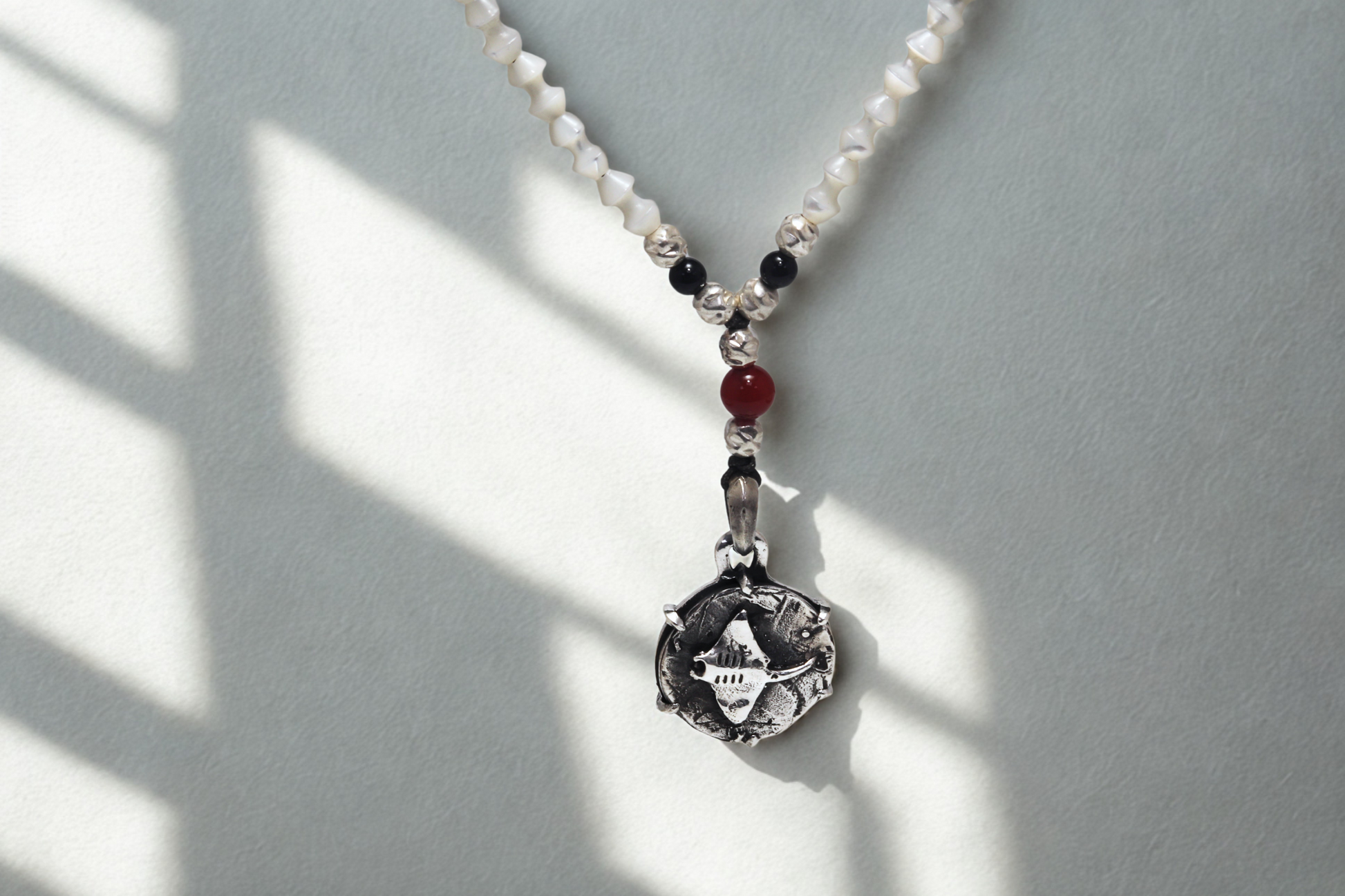 שרשרת מאלה שבמרכזה מטבע טריגון עתיק בשילוב אבנים טבעיות