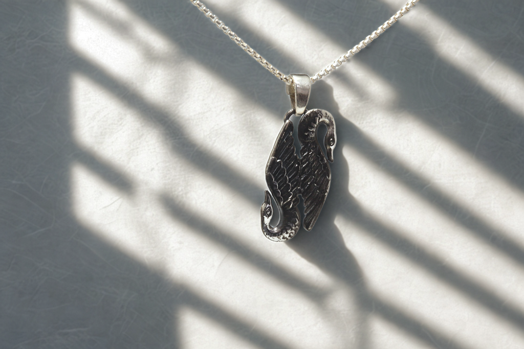 תליון ברבור כפול