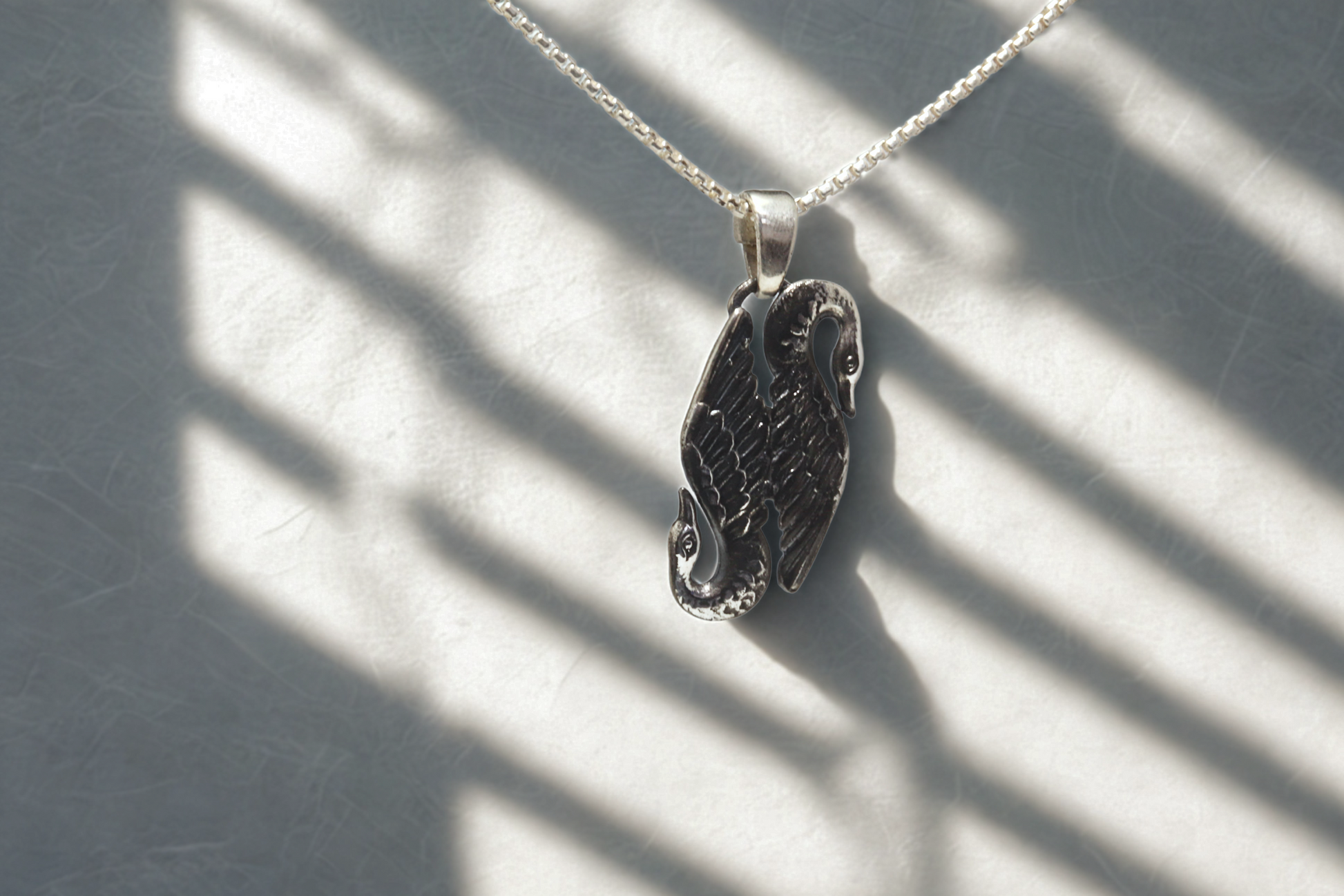 תליון ברבור כפול