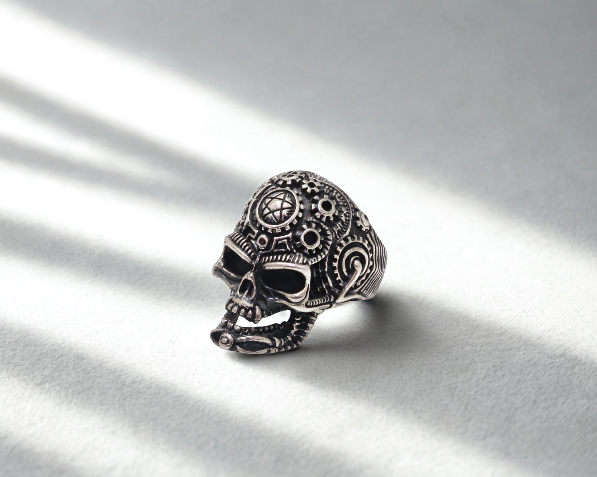 טבעת מכנית בהשראת האומן גייגר