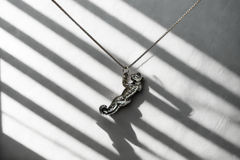 תליון Leopard Climb