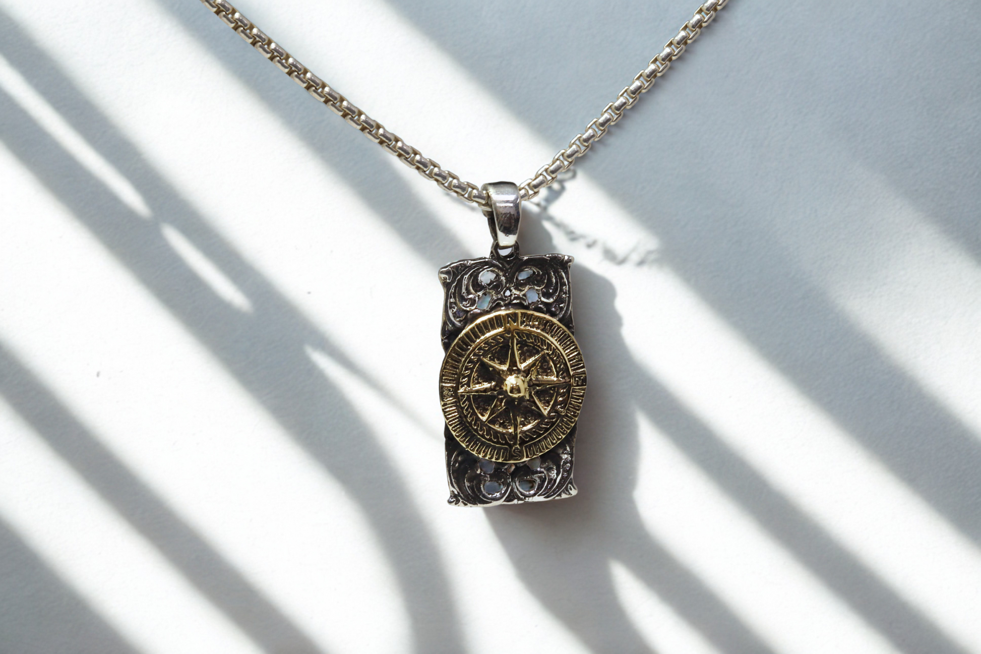 תליון מצפן עם Fleur de Lis