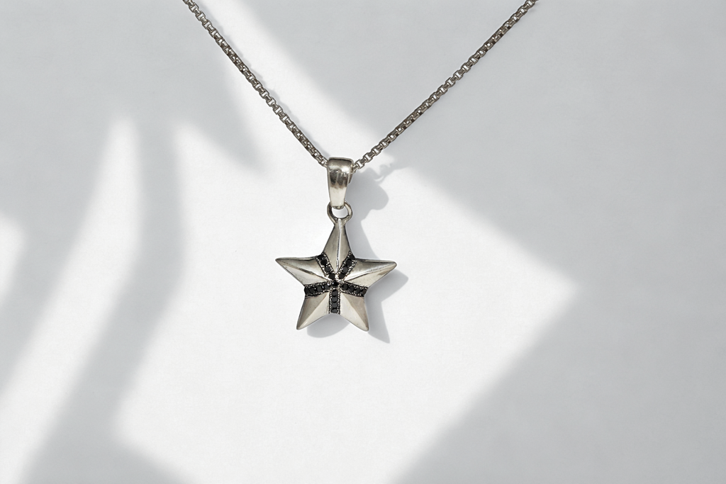 תליון כוכב כסף עם יהלומים שחורים