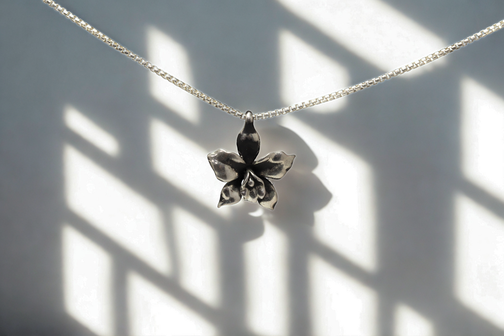 תליון פרח קטליה בהשראת הסרט "Colombiana"