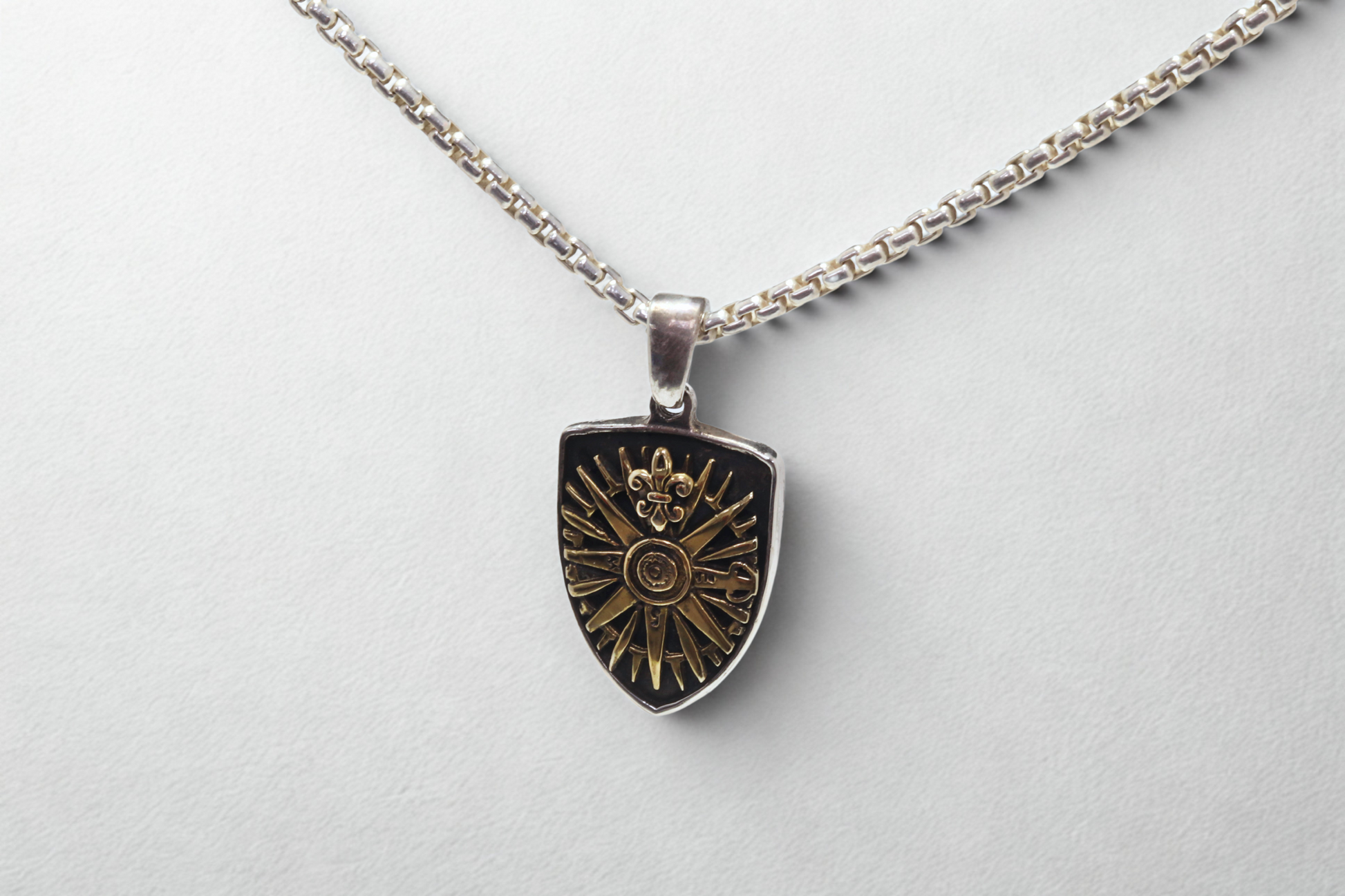 תליון שושנת הרוחות כסף בשילוב בראס