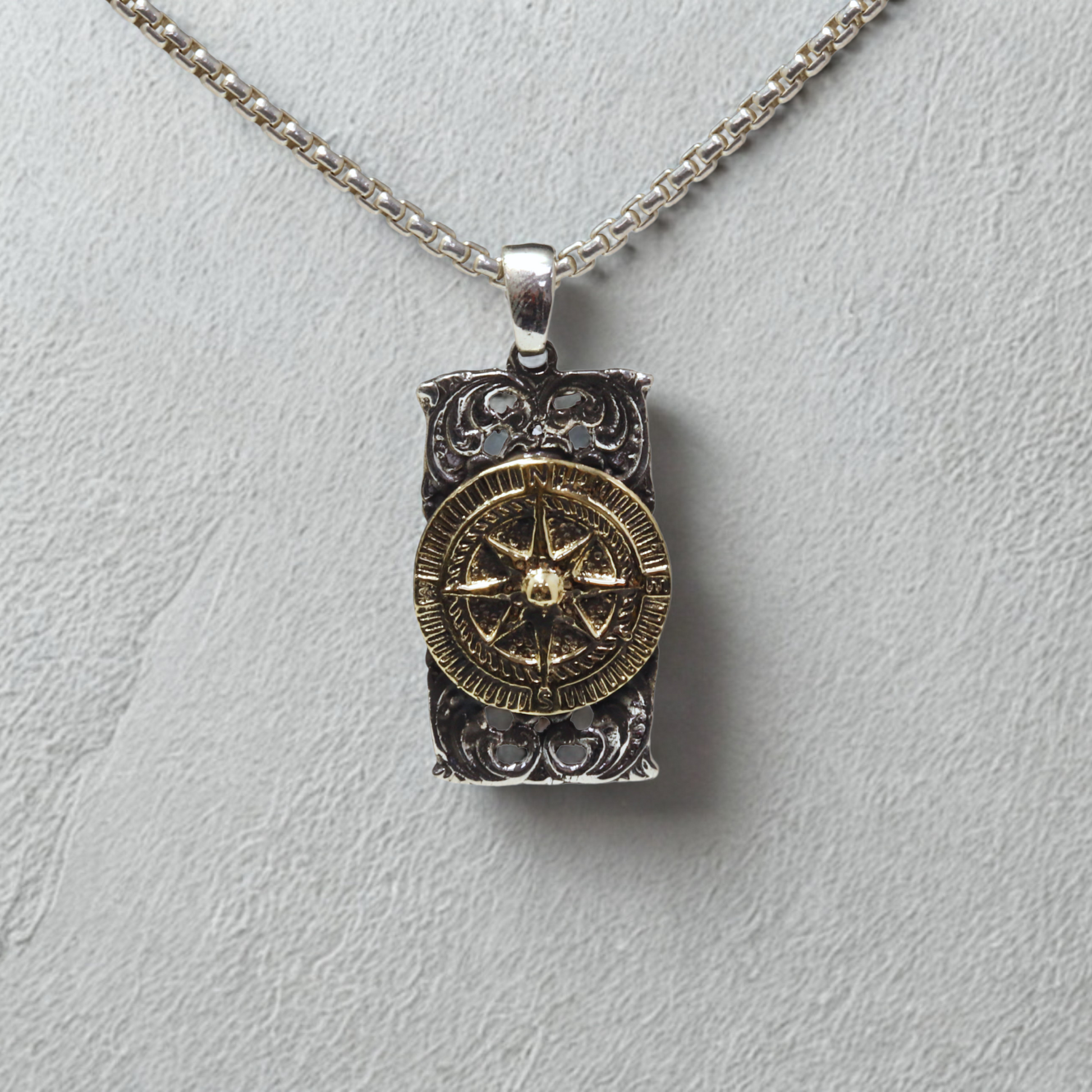 תליון מצפן עם Fleur de Lis