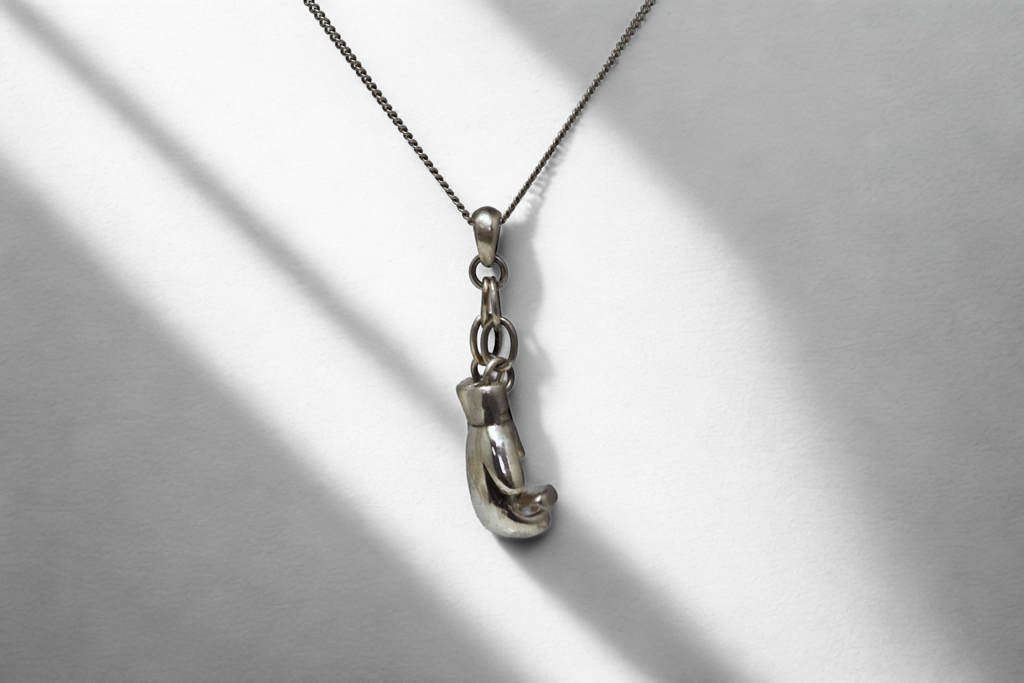 תליון כפפות הקרב