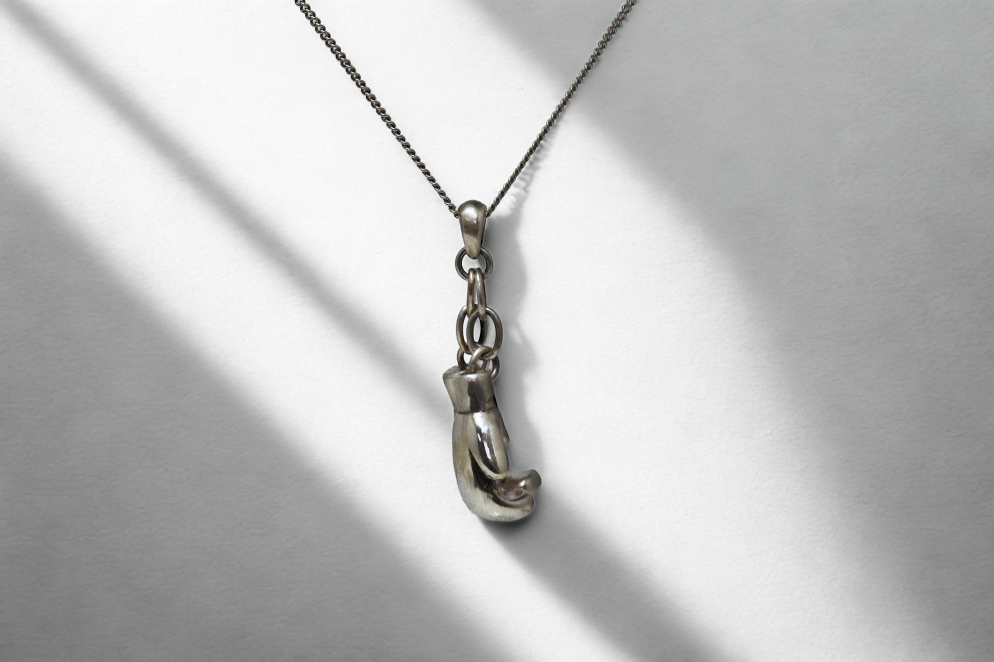 תליון כפפות הקרב