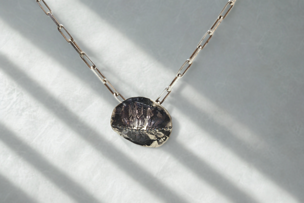 תליון שריון צב משובץ יהלומים שחורים