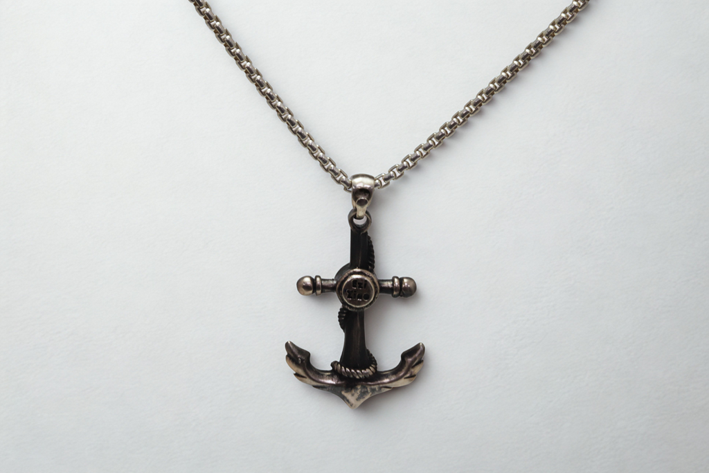 תליון עוגן עם חבל וסמל מצפן מוזהב