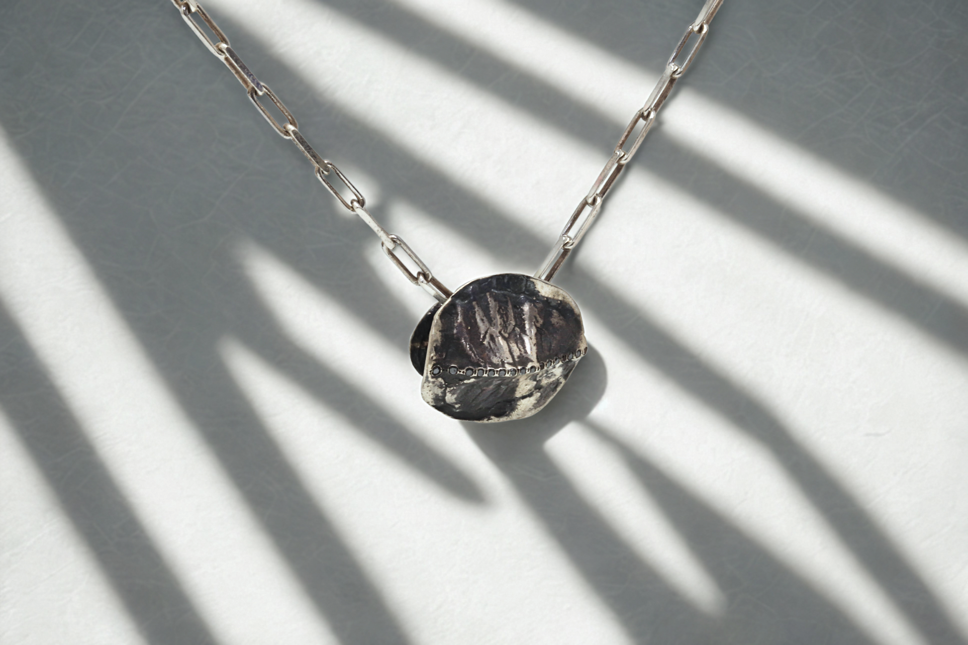 תליון שריון צב משובץ יהלומים שחורים