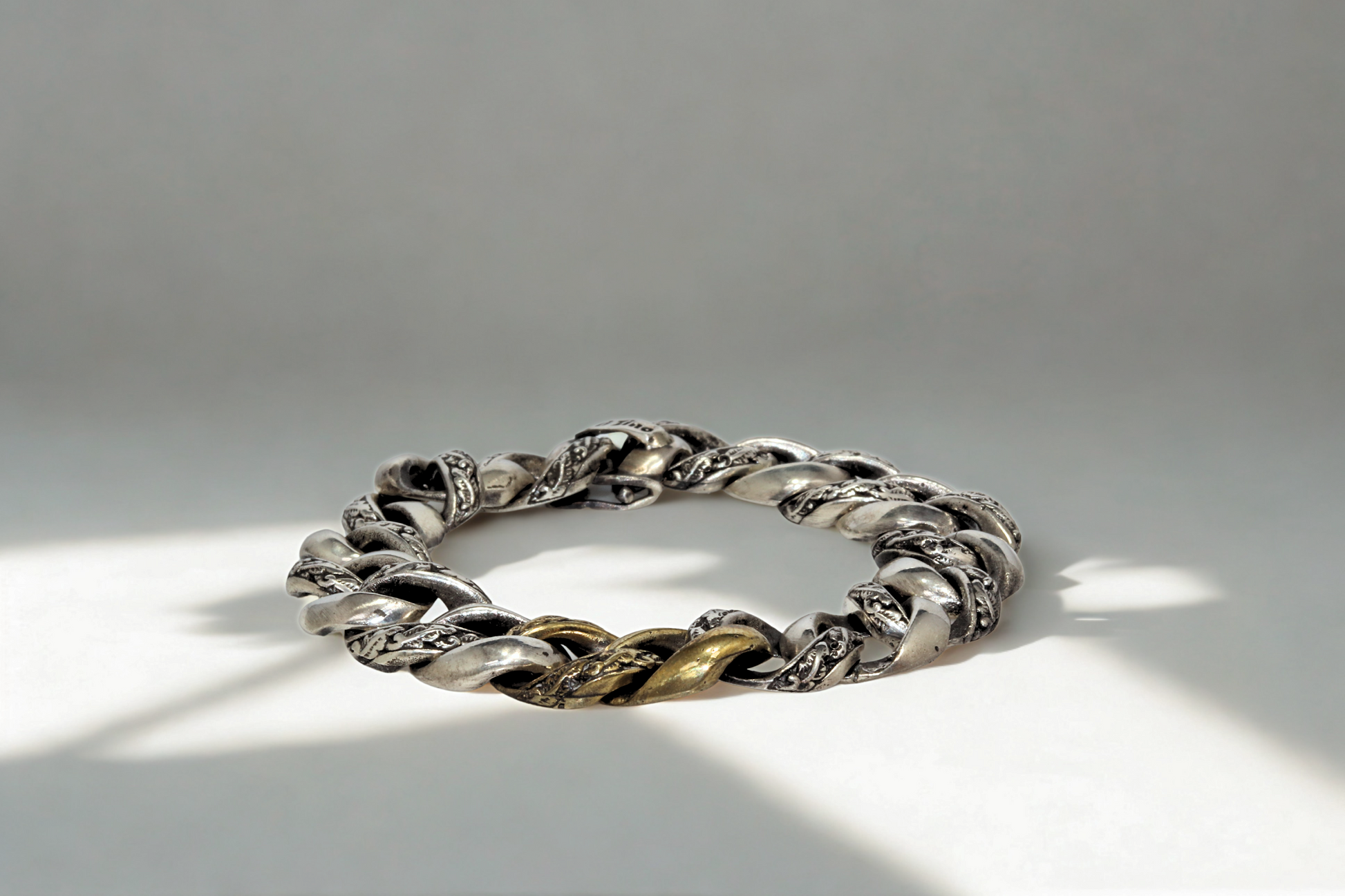 צמיד חוליות מעורב בגימור כסף ובראס