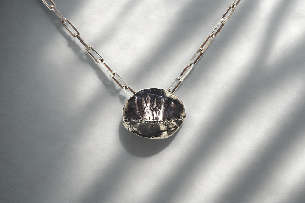 תליון שריון צב משובץ יהלומים שחורים