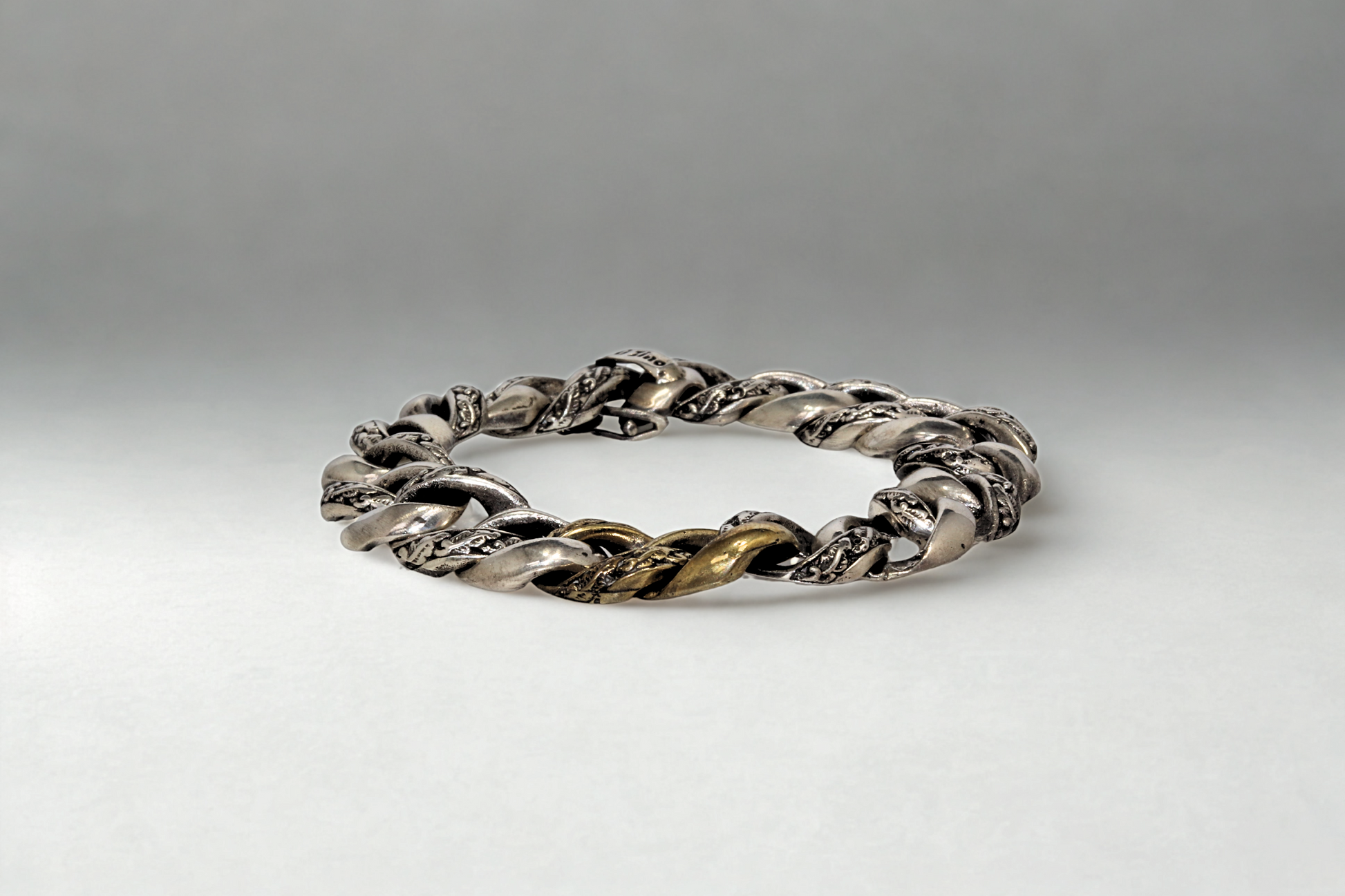 צמיד חוליות מעורב בגימור כסף ובראס