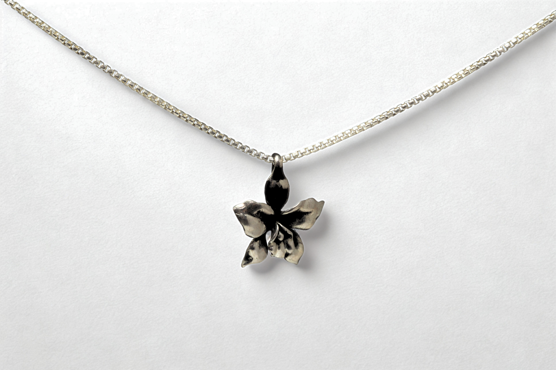 תליון פרח קטליה בהשראת הסרט "Colombiana"