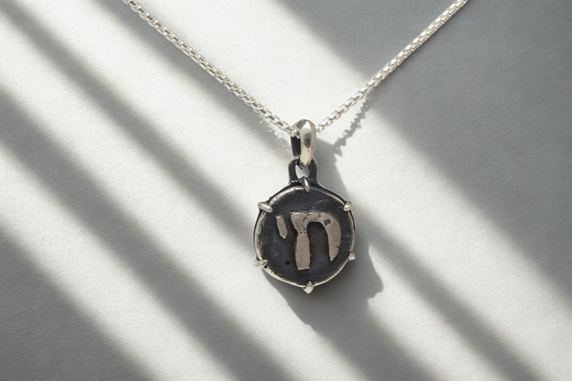 תליון חי מושחר