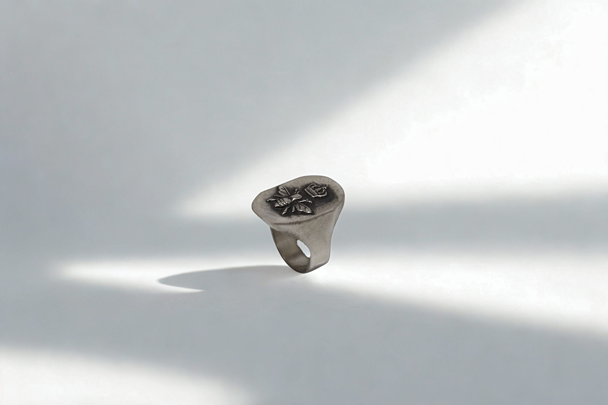 טבעת מלכת הדבורים