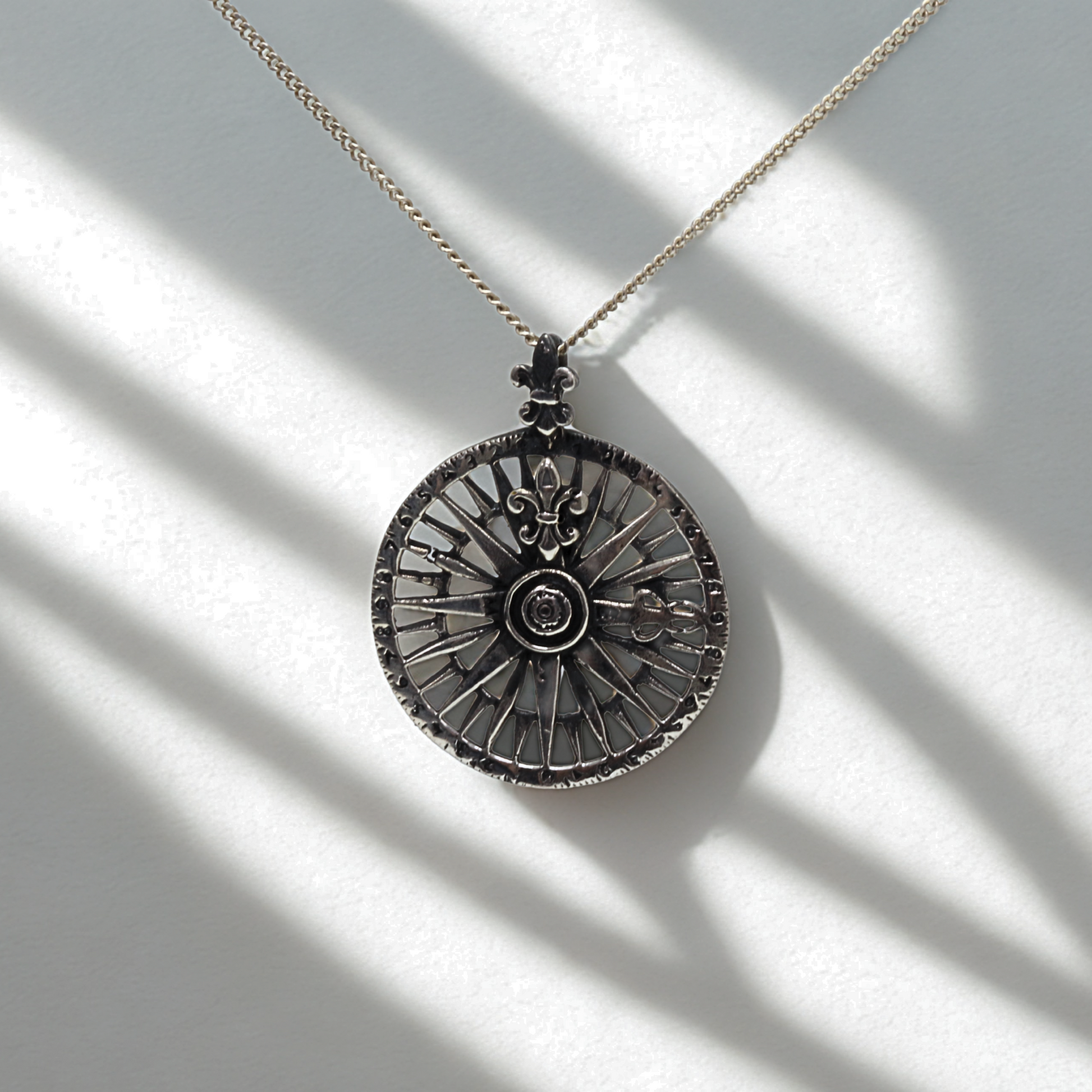 תליון Compass Rose