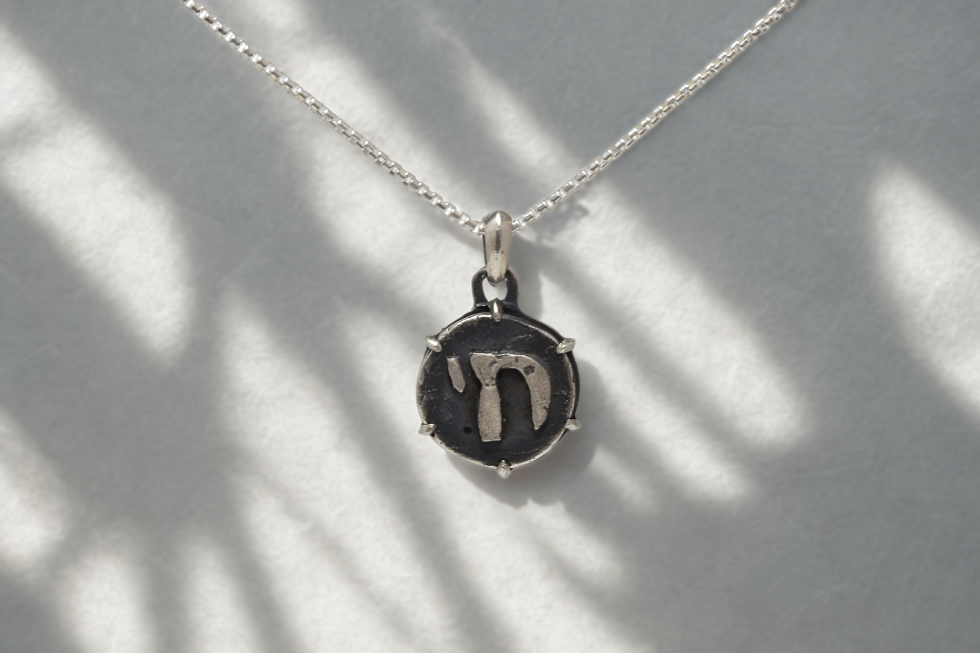 תליון חי מושחר