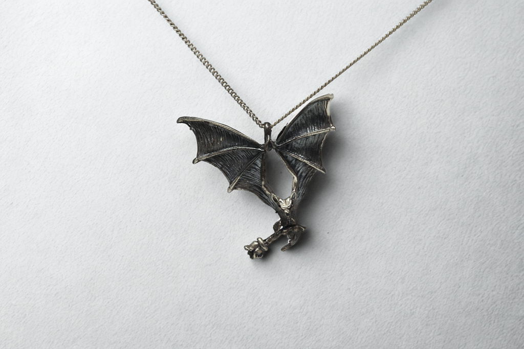 תליון Dark Rose Bat