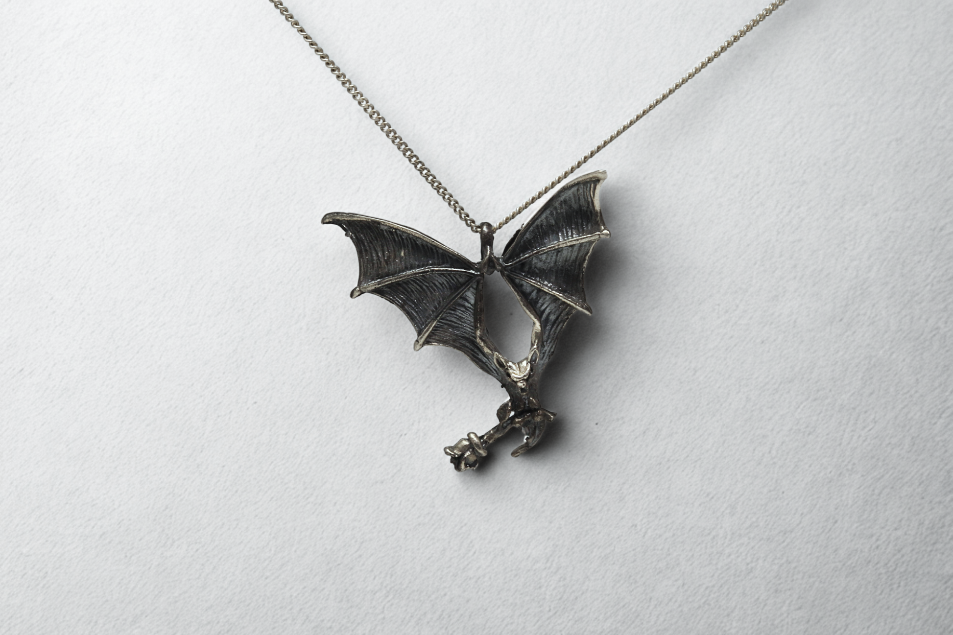 תליון Dark Rose Bat