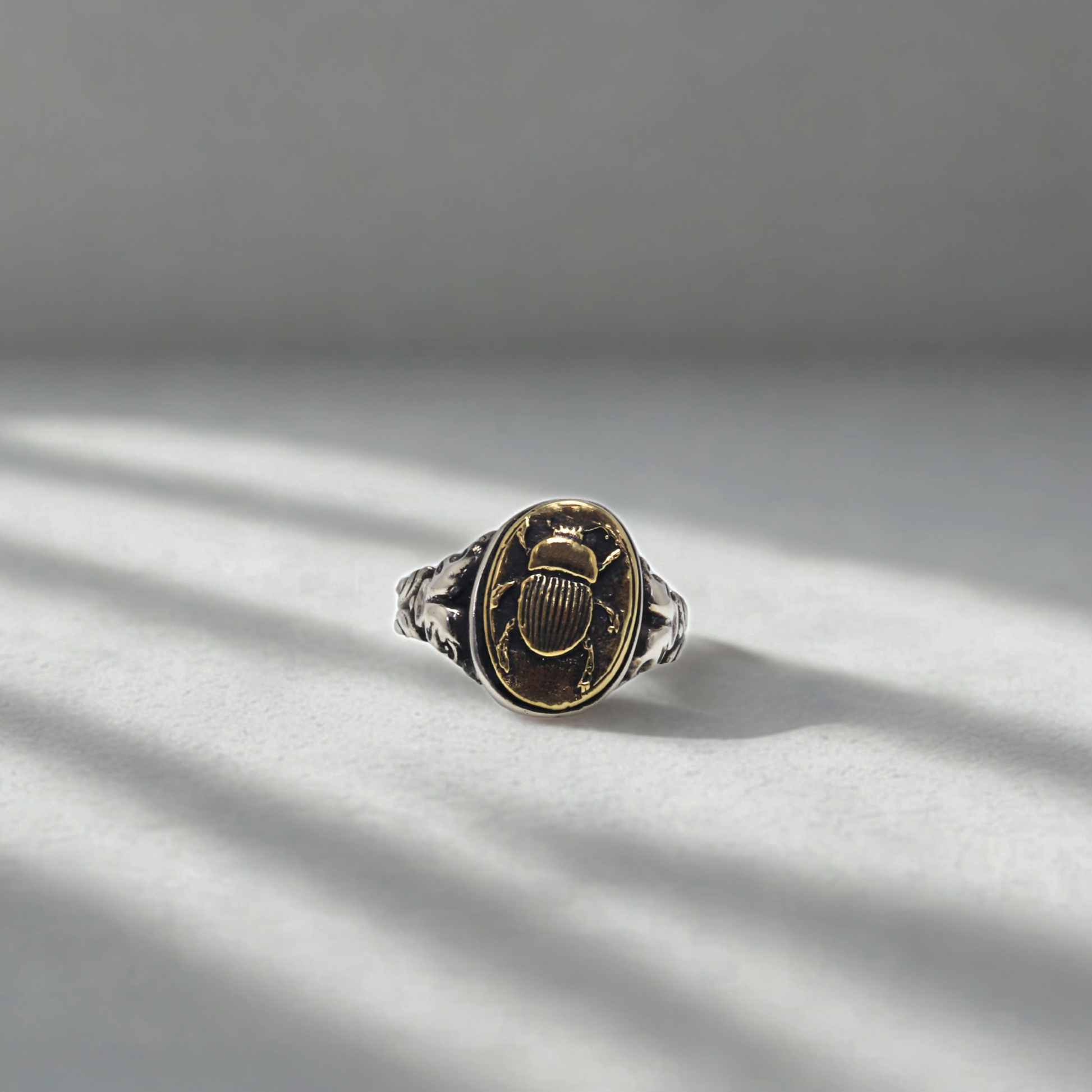 טבעת Scarab – כסף בשילוב בראס