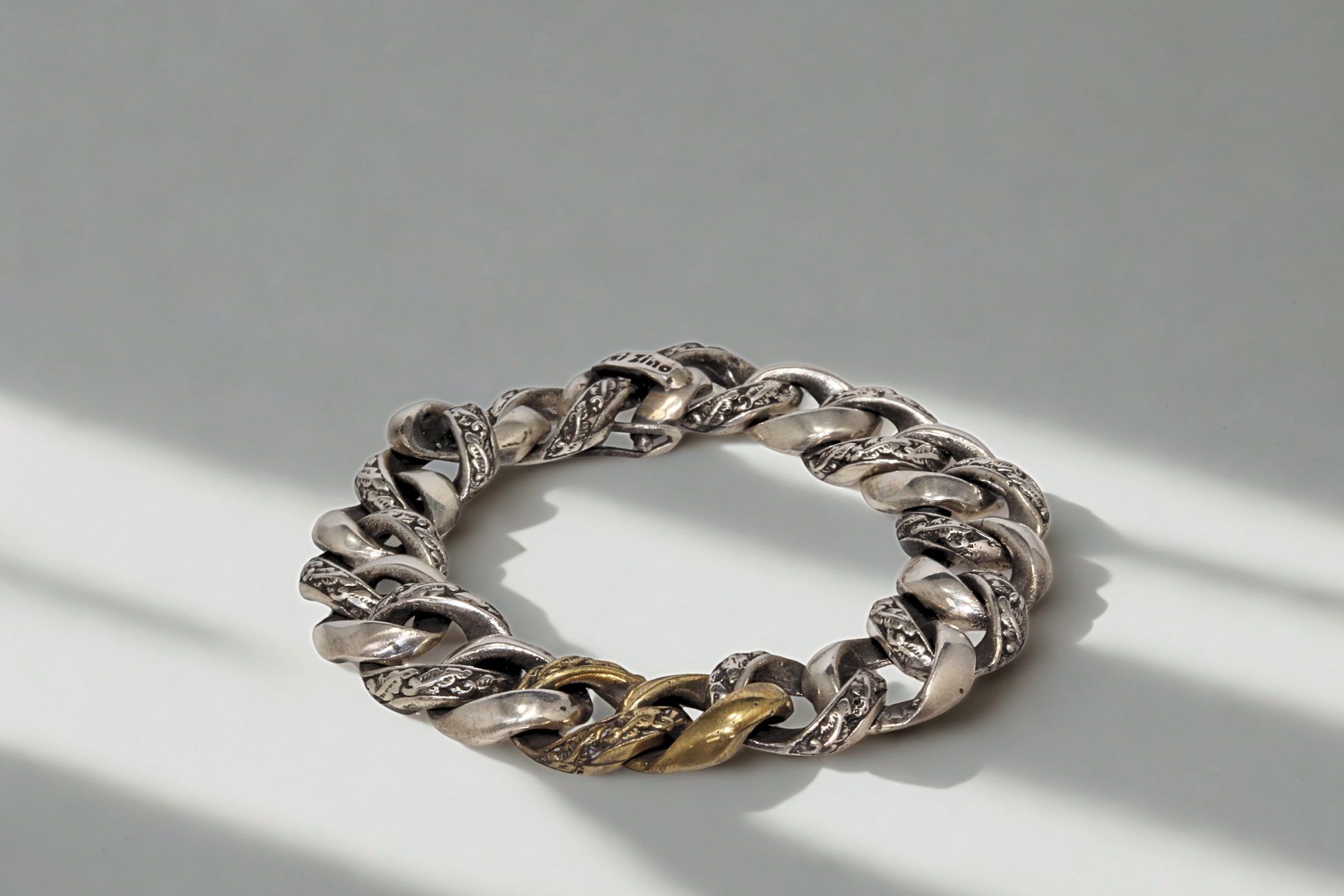 צמיד חוליות מעורב בגימור כסף ובראס