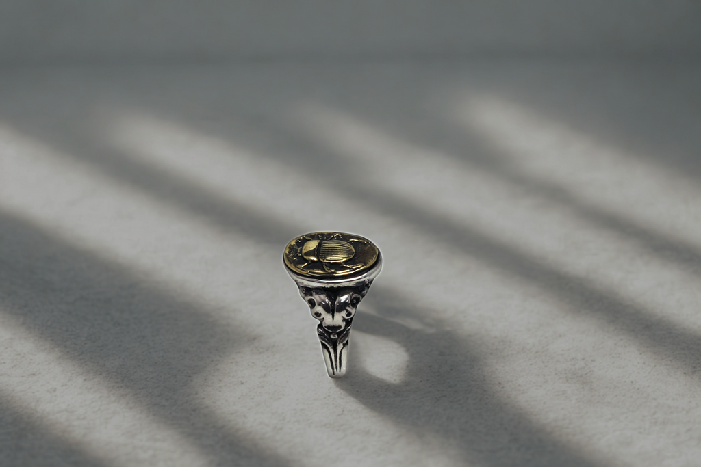 טבעת Scarab – כסף בשילוב בראס