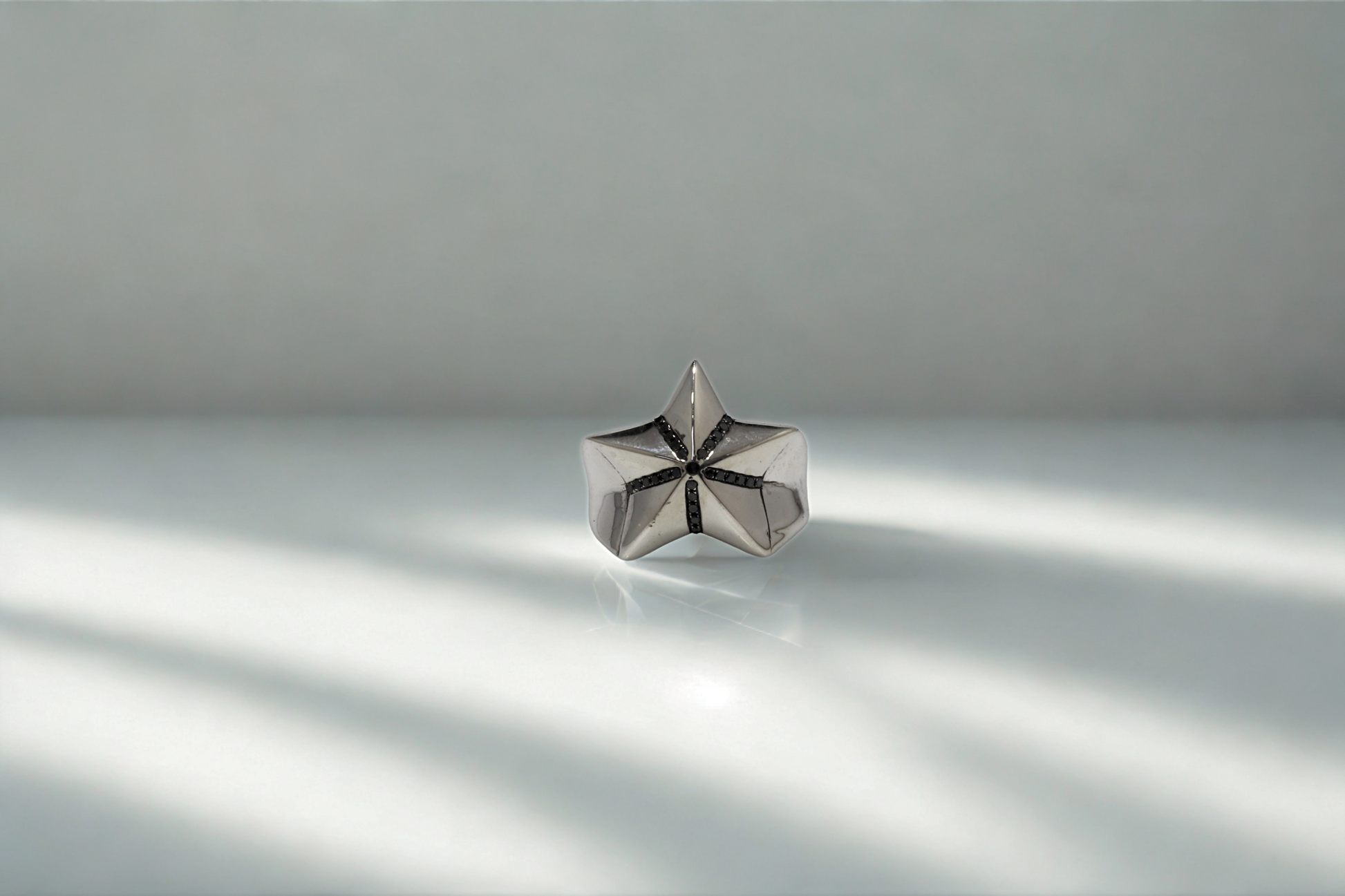 טבעת כוכב עם יהלומים שחורים