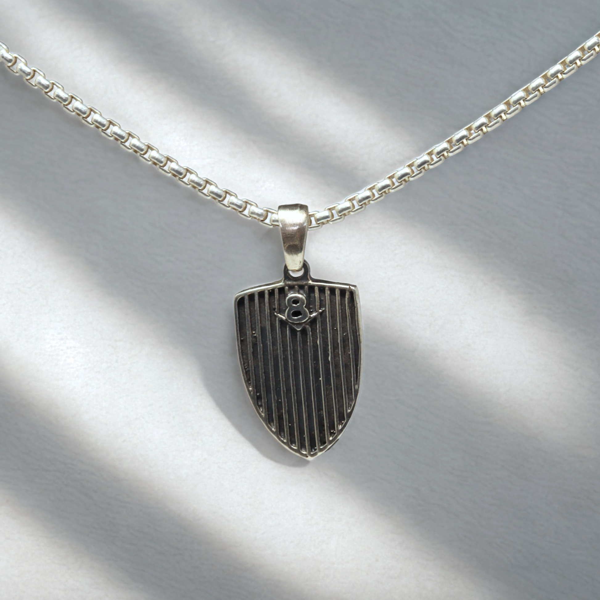 תליון מנוע V8