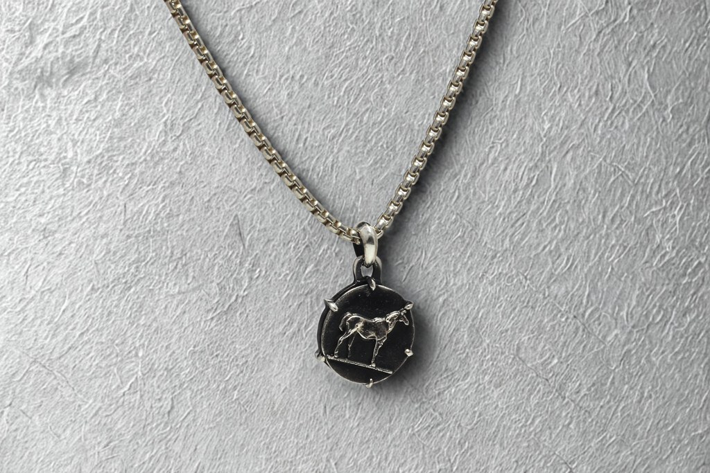 תליון סוס בסגנון מטבע עתיק