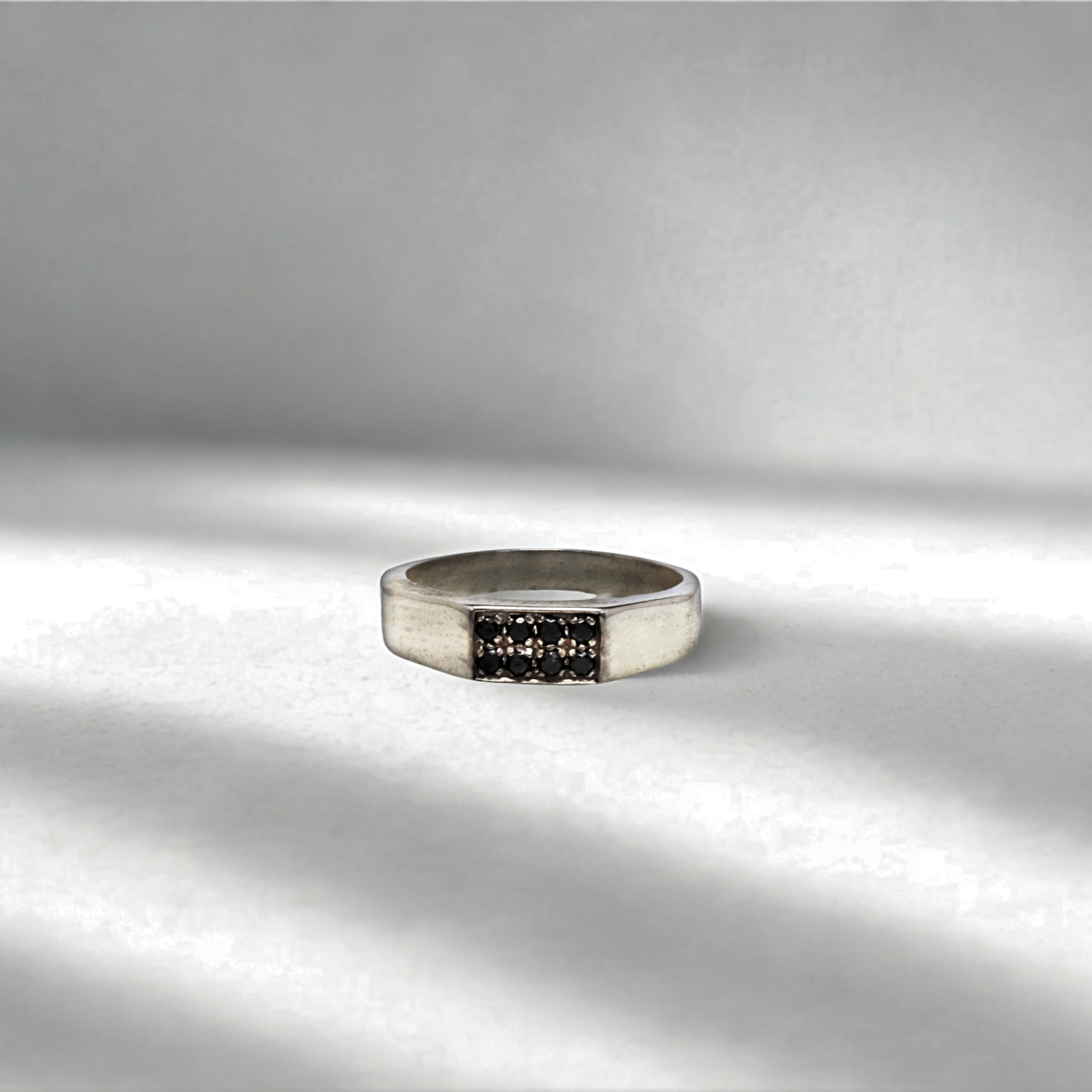 טבעת גברים קלאסית עם יהלומים שחורים