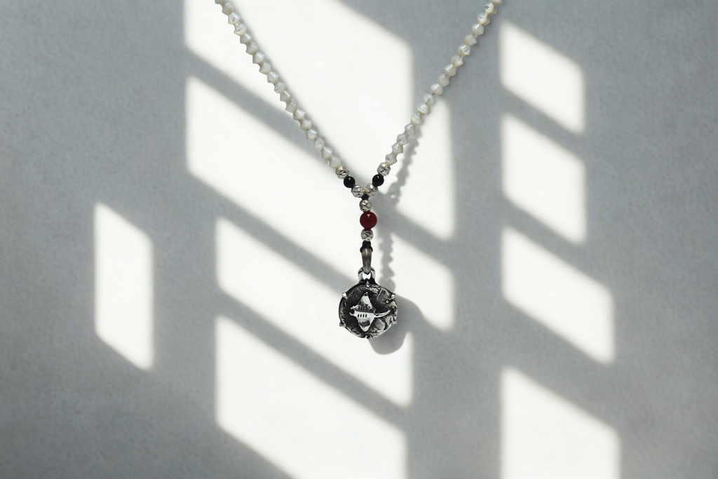 שרשרת מאלה שבמרכזה מטבע טריגון עתיק בשילוב אבנים טבעיות