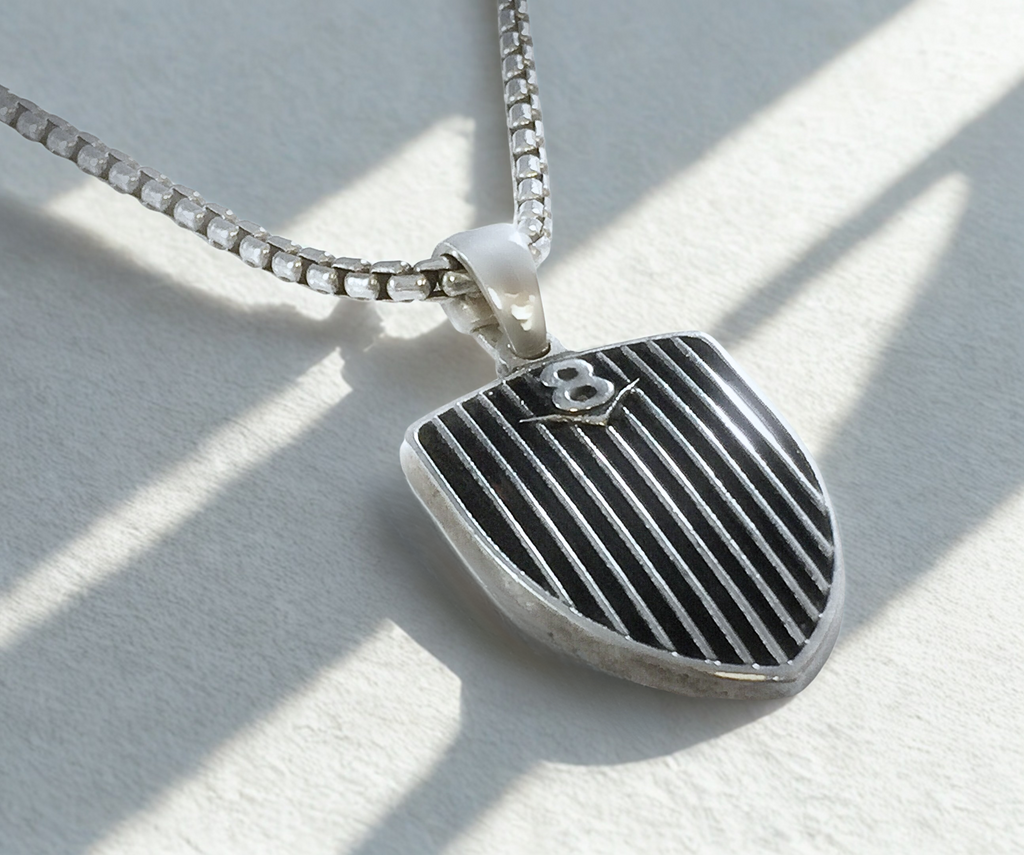 תליון מנוע V8