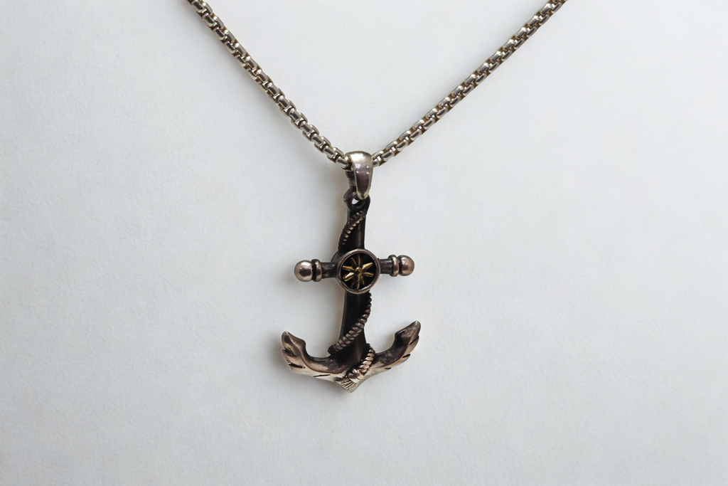 תליון עוגן עם חבל וסמל מצפן מוזהב