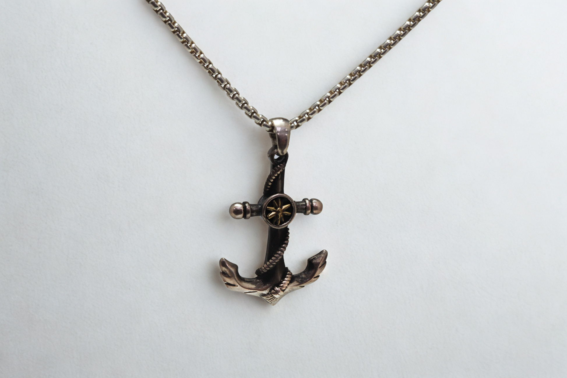 תליון עוגן עם חבל וסמל מצפן מוזהב