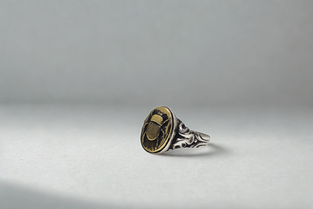 טבעת Scarab – כסף בשילוב בראס