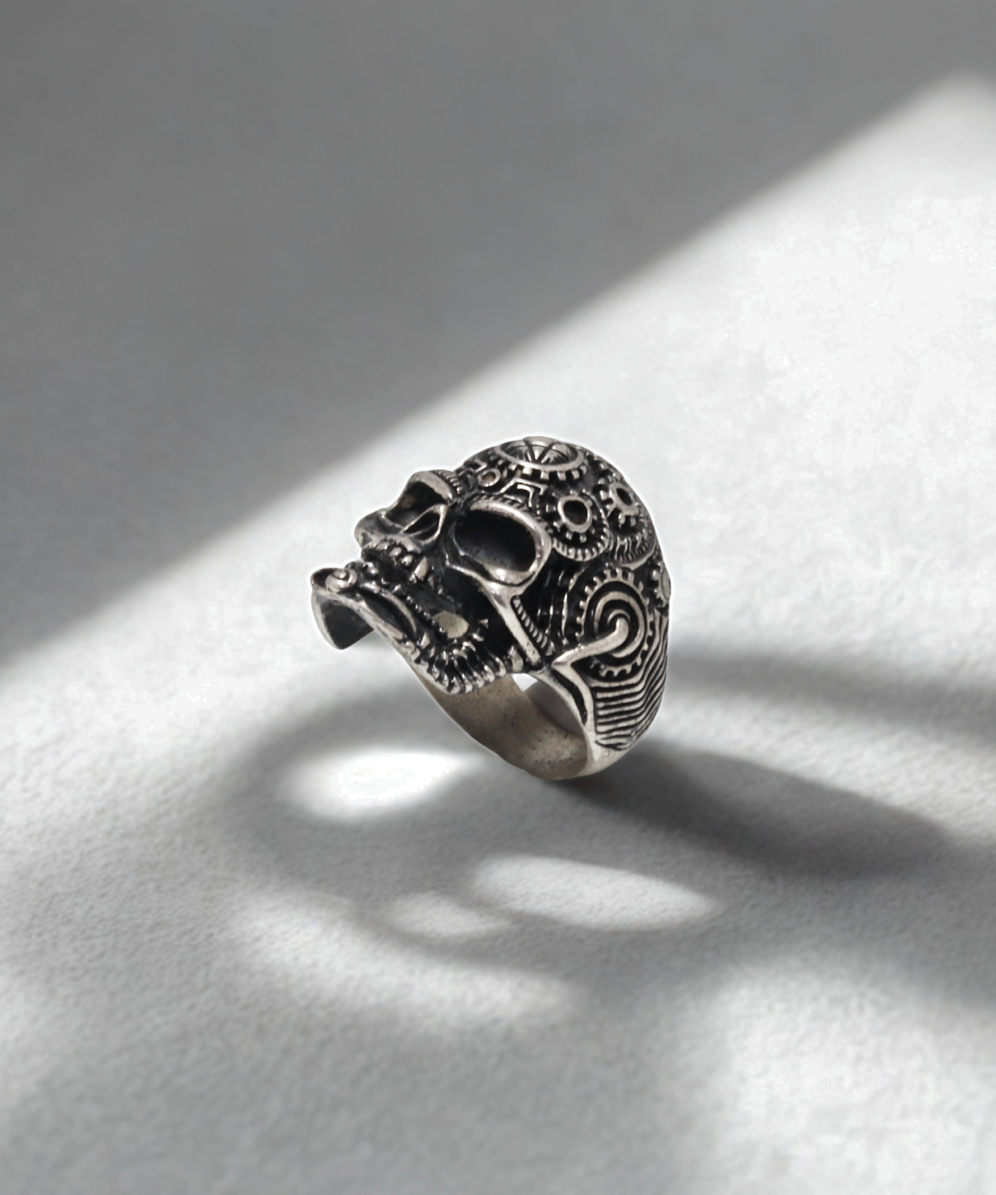 טבעת מכנית בהשראת האומן גייגר