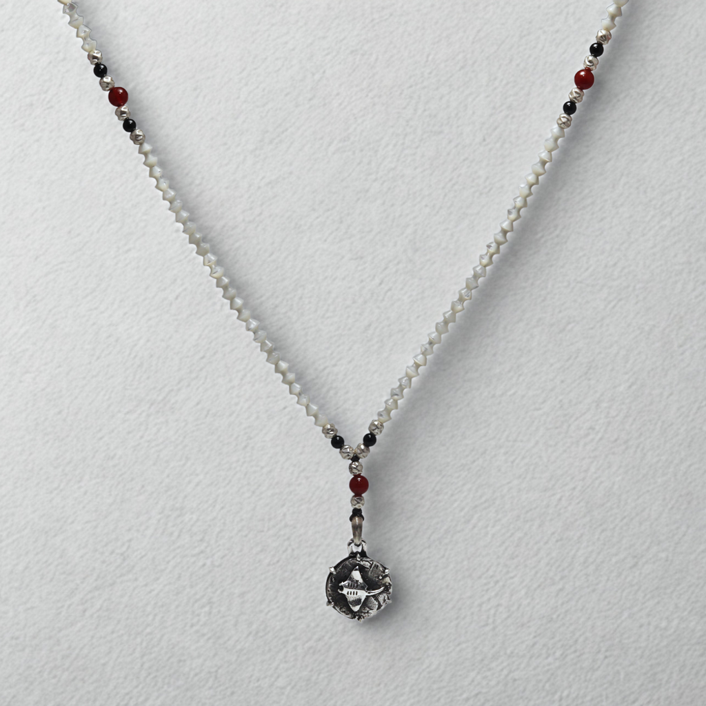 שרשרת מאלה שבמרכזה מטבע טריגון עתיק בשילוב אבנים טבעיות