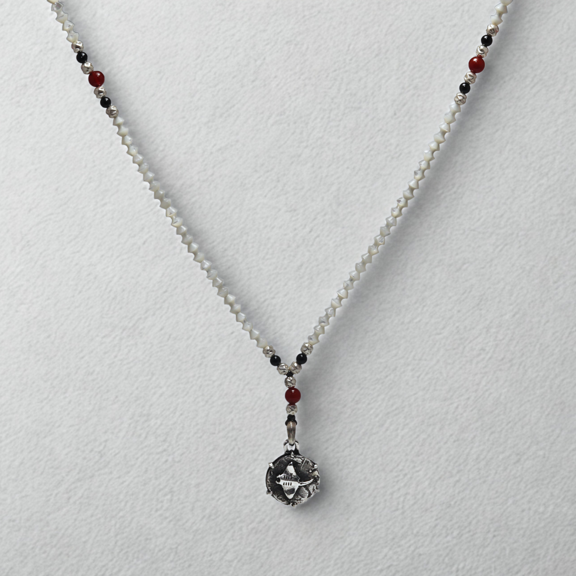 שרשרת מאלה שבמרכזה מטבע טריגון עתיק בשילוב אבנים טבעיות